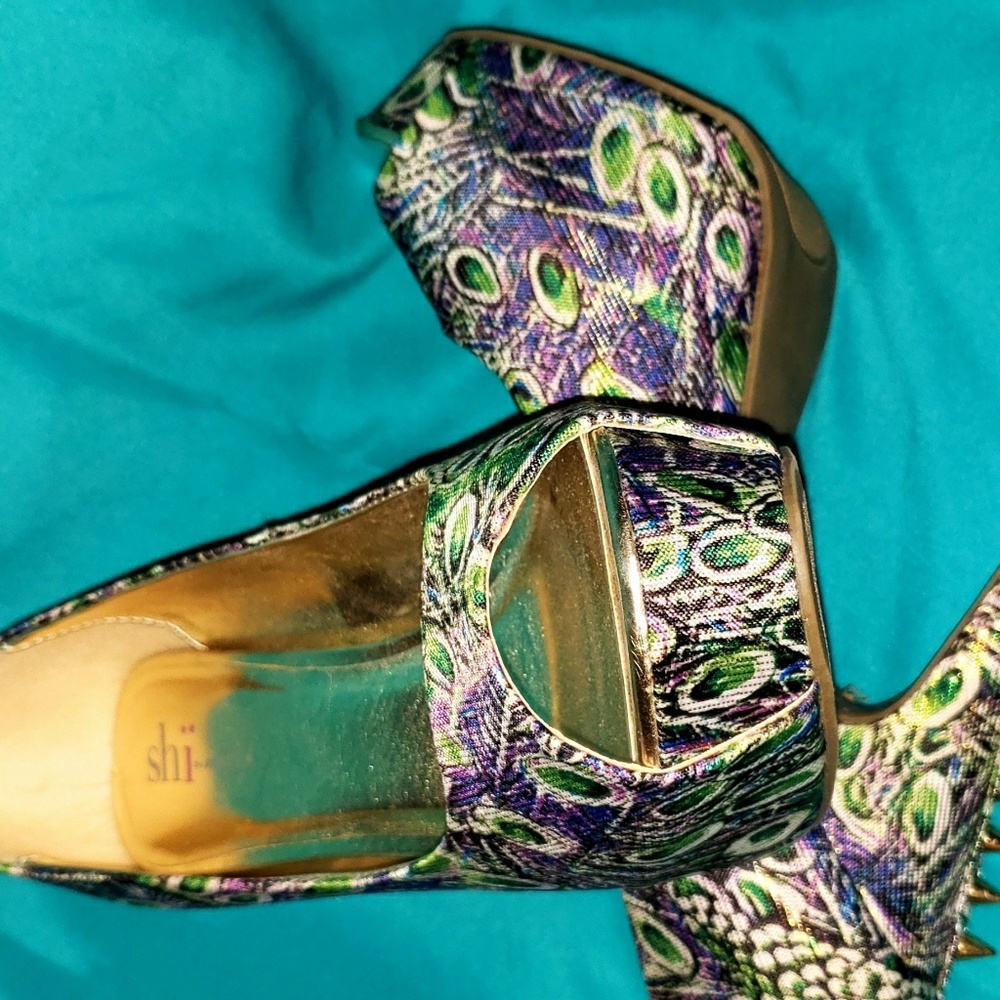 Shoes - Picture 2 of 8